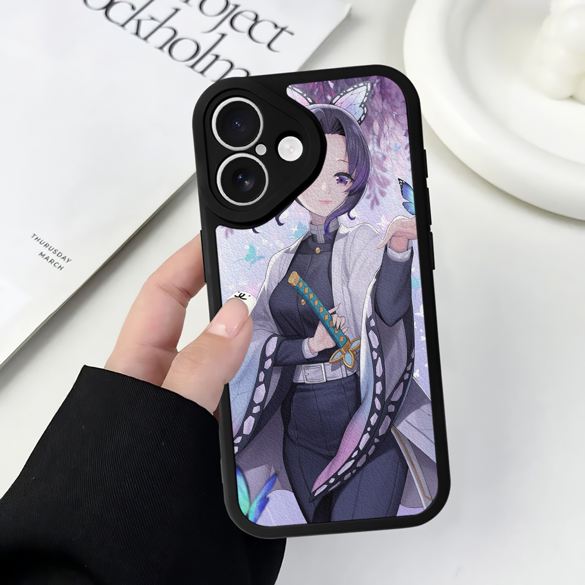 （画像用） 鬼滅の刃（きめつのやいば）蟲柱-胡蝶 しのぶ／こちょう しのぶ Kochou Shinobu 【iPhone 16シリーズ対応】シリコンスマホケース（レザー調） 材質：シリコン